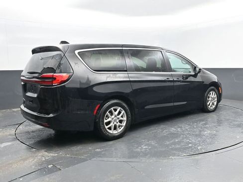 Used 2024 Chrysler Pacifica Touring-L image 23