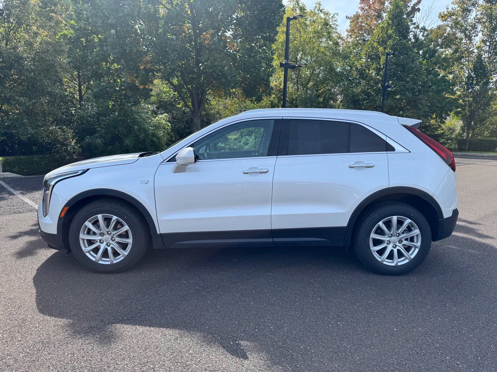 Used 2022 Cadillac XT4 Luxury w/ Cold Weather Package AWD/4WD image 2