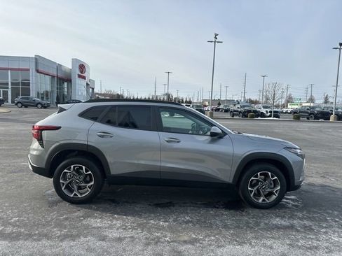 Used 2025 Chevrolet Trax LT w/ LT Convenience Package image 15