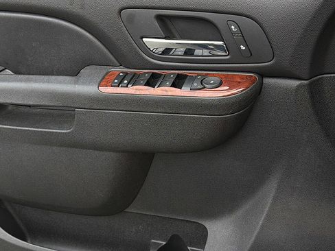 Used 2012 Chevrolet Suburban LT image 18