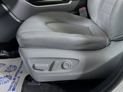 Used 2023 Toyota Highlander XLE image 18