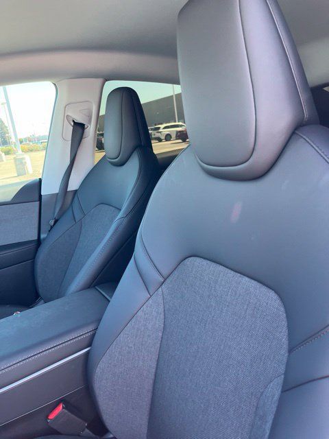 Used 2026 Tesla Model Y 2WD image 5