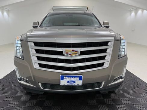 Used 2017 Cadillac Escalade Luxury image 3