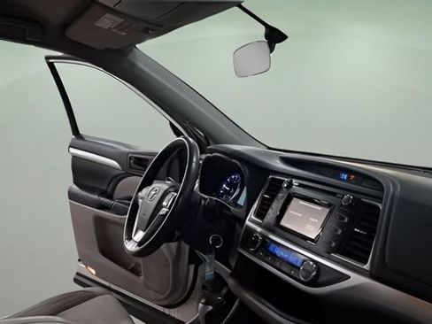 Used 2014 Toyota Highlander Plus AWD/4WD image 19