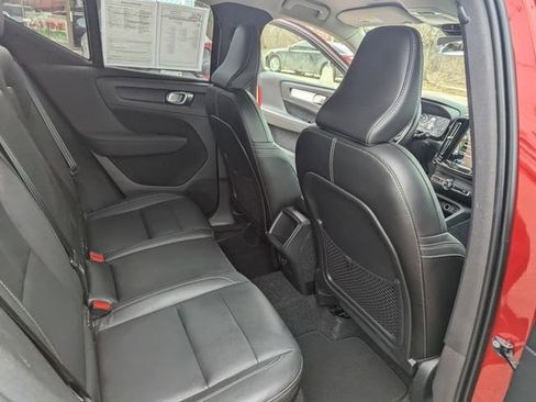 Used 2021 Volvo XC40 T4 Momentum image 18