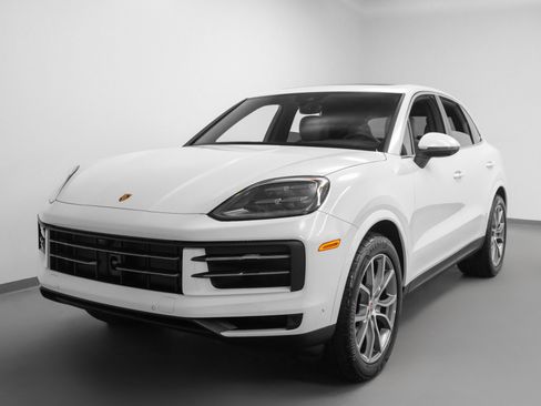 Used 2025 Porsche Cayenne image 6