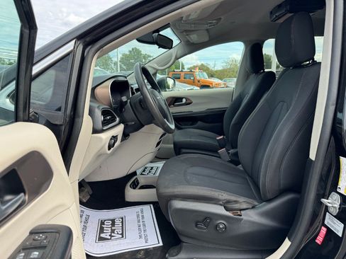 Used 2017 Chrysler Pacifica Touring FWD image 15