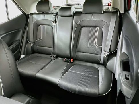 Used 2025 Hyundai Venue Limited FWD image 11