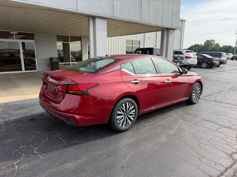 Used 2024 Nissan Altima 2.5 SV FWD image 3