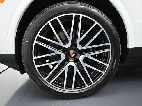 Used 2025 Porsche Cayenne AWD/4WD image 19