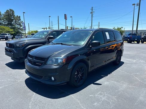 Used 2020 Dodge Grand Caravan SE FWD image 3