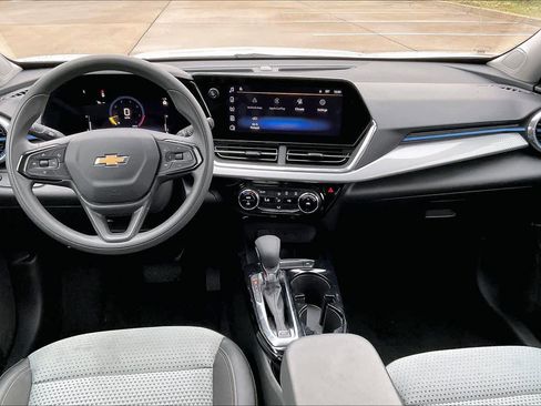Certified 2025 Chevrolet Trax LT image 15
