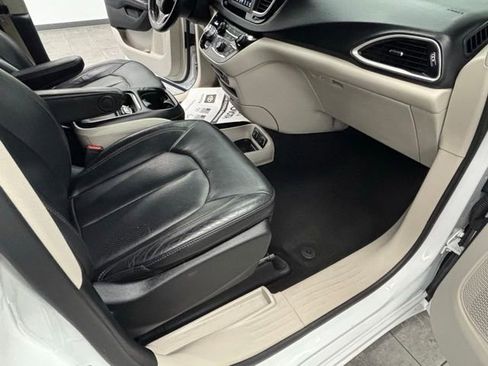 Used 2020 Chrysler Pacifica Touring-L FWD image 33