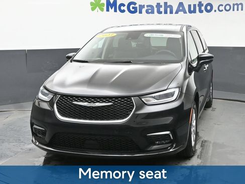 Used 2023 Chrysler Pacifica Touring-L FWD image 7