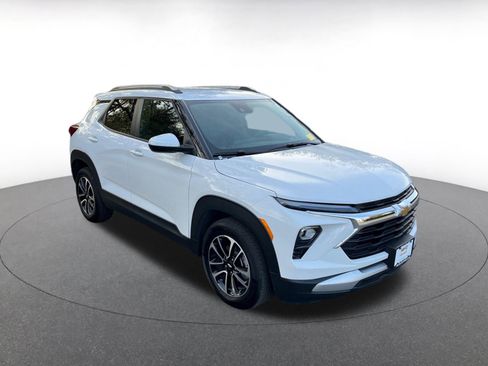 Used 2025 Chevrolet TrailBlazer LT image 1