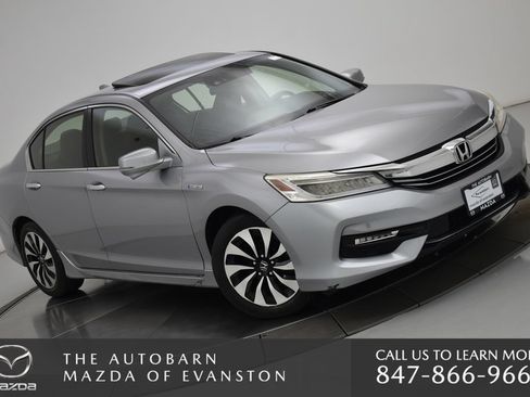 Used 2017 Honda Accord Touring image 2