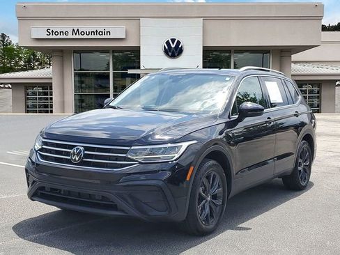 Used 2024 Volkswagen Tiguan SE w/ Panoramic Sunroof Package FWD image 1