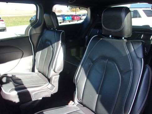 Used 2024 Chrysler Pacifica Limited w/ S Appearance Package image 12