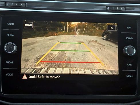 Used 2019 Volkswagen Tiguan SE w/ Panoramic Sunroof Package image 14