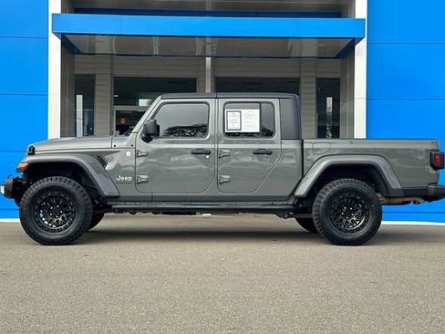 Used 2023 Jeep Gladiator Overland image 9
