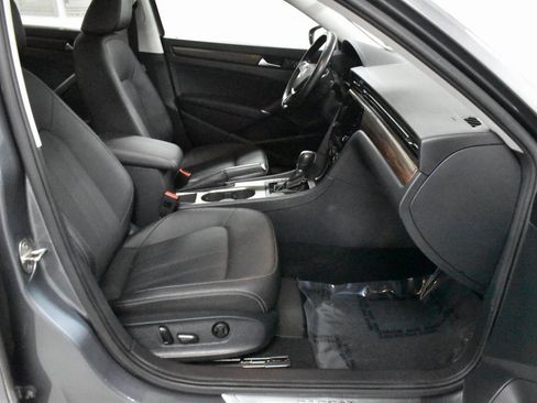 Used 2020 Volkswagen Passat 2.0T SEL image 14