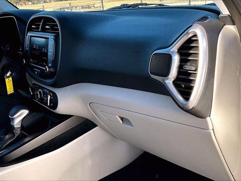 Used 2023 Kia Soul LX image 14