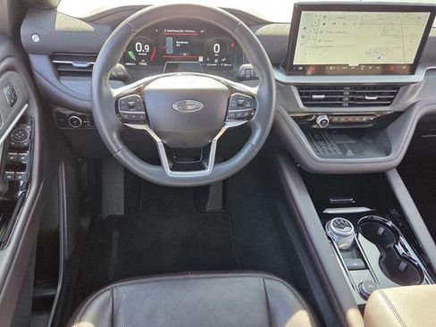 Certified 2025 Ford Explorer Platinum image 10