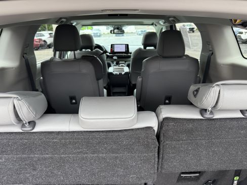 Certified 2023 Toyota Sienna XLE FWD image 33
