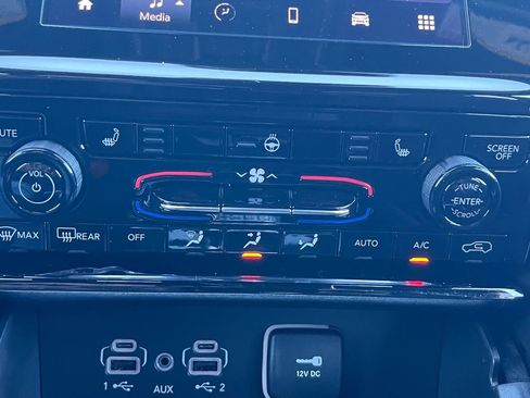 New 2025 Jeep Grand Cherokee Laredo image 4