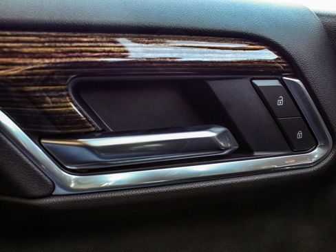 Used 2025 GMC Sierra 1500 Elevation image 9