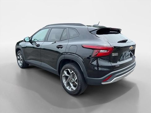 Used 2025 Chevrolet Trax LT FWD image 3