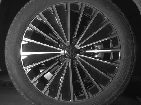 Used 2025 Volkswagen Taos SE image 13