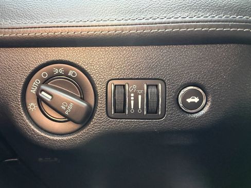 Used 2013 Chrysler 300 C image 31