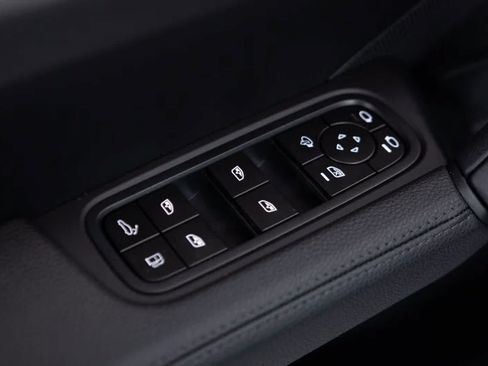 Certified 2026 Porsche Cayenne E-Hybrid Coupe AWD/4WD image 24