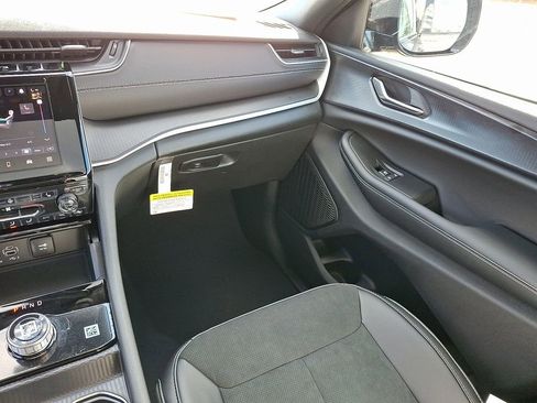 New 2025 Jeep Grand Cherokee Altitude image 12