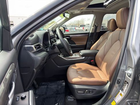 Used 2025 Toyota Highlander Limited image 12