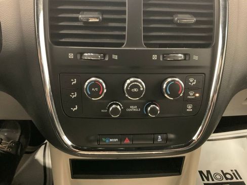 Used 2019 Dodge Grand Caravan SXT image 18