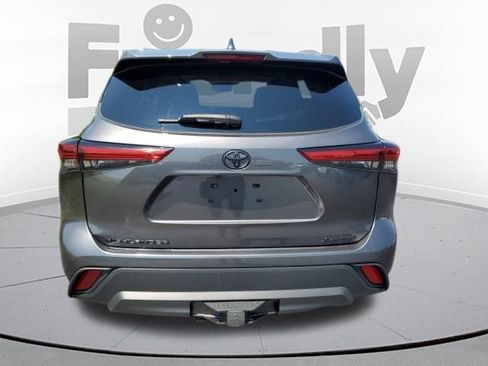 Used 2022 Toyota Highlander XLE AWD/4WD image 4