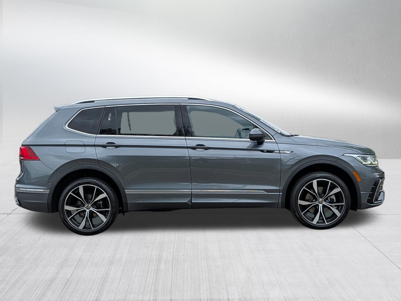 Certified 2024 Volkswagen Tiguan SEL R-Line w/ MDO Package, Two-Row AWD/4WD image 8