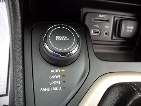 Used 2017 Jeep Cherokee Sport image 26