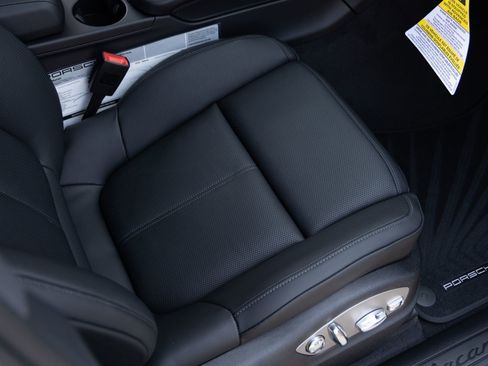 Certified 2026 Porsche Macan AWD/4WD image 34