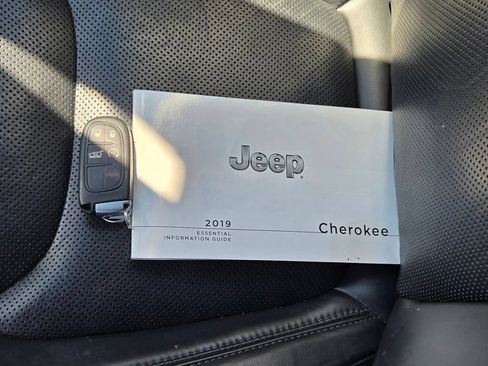 Used 2019 Jeep Cherokee High Altitude AWD/4WD image 13