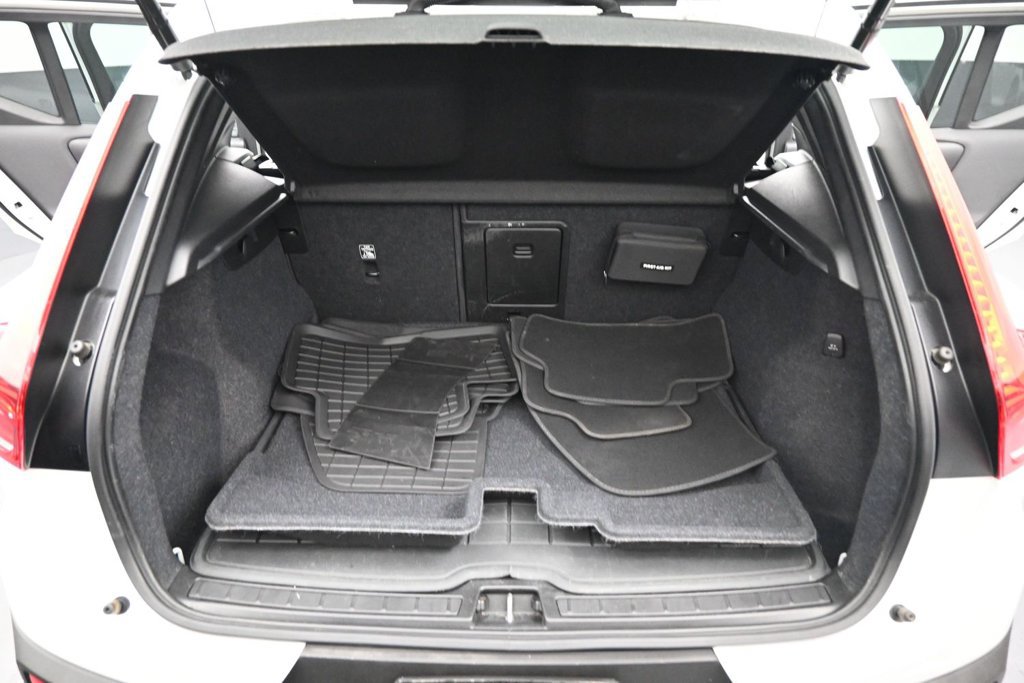 Used 2023 Volvo XC40 B4 Ultimate FWD image 17