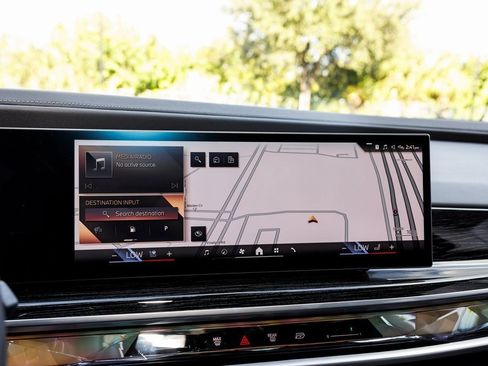 Used 2025 BMW 740i xDrive image 18