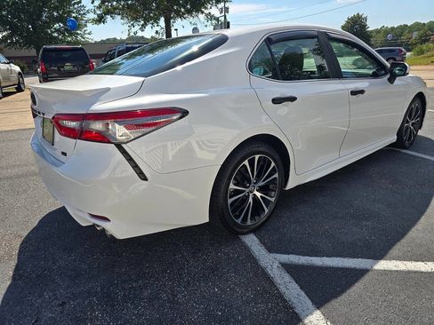 Used 2018 Toyota Camry SE image 6