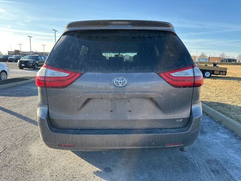 Used 2015 Toyota Sienna LE image 8