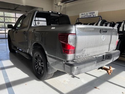 Used 2018 Nissan Titan SV w/ SV Convenience Package image 8
