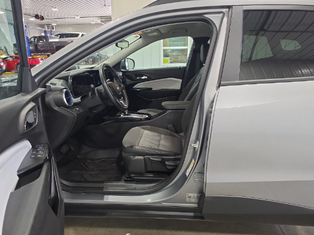 Used 2025 Chevrolet Trax LT w/ Driver Confidence Package FWD image 22