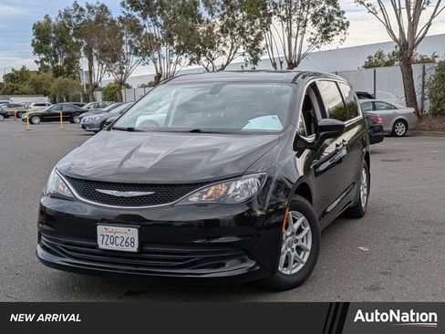 Used 2017 Chrysler Pacifica Touring image 1