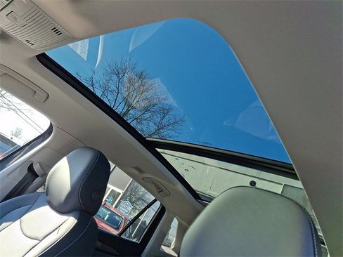 New 2026 Volkswagen Tiguan SE image 7